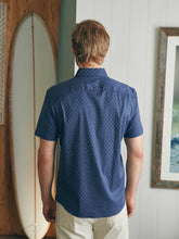 Load image into Gallery viewer, Faherty Men&#39;s SS Movement Shirt in Navy Dusk Diamond Print
